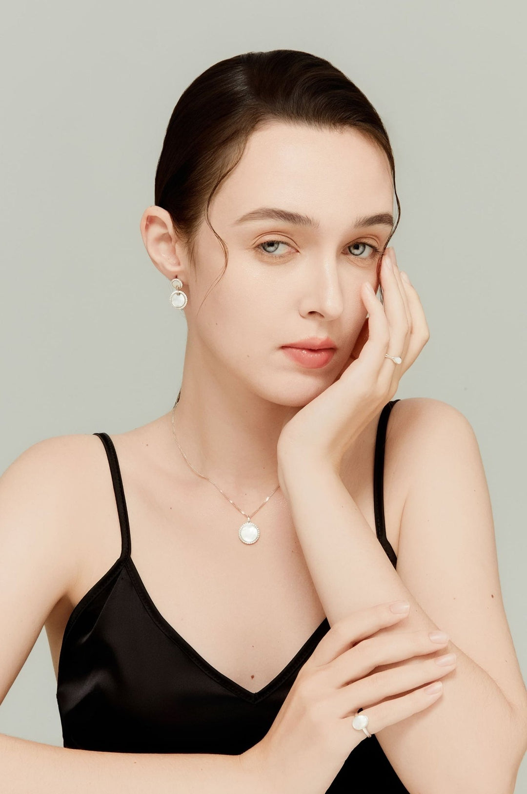 0.35Ct Round Mother - of - Pearl Pendant with Diamonds - MoonClosing